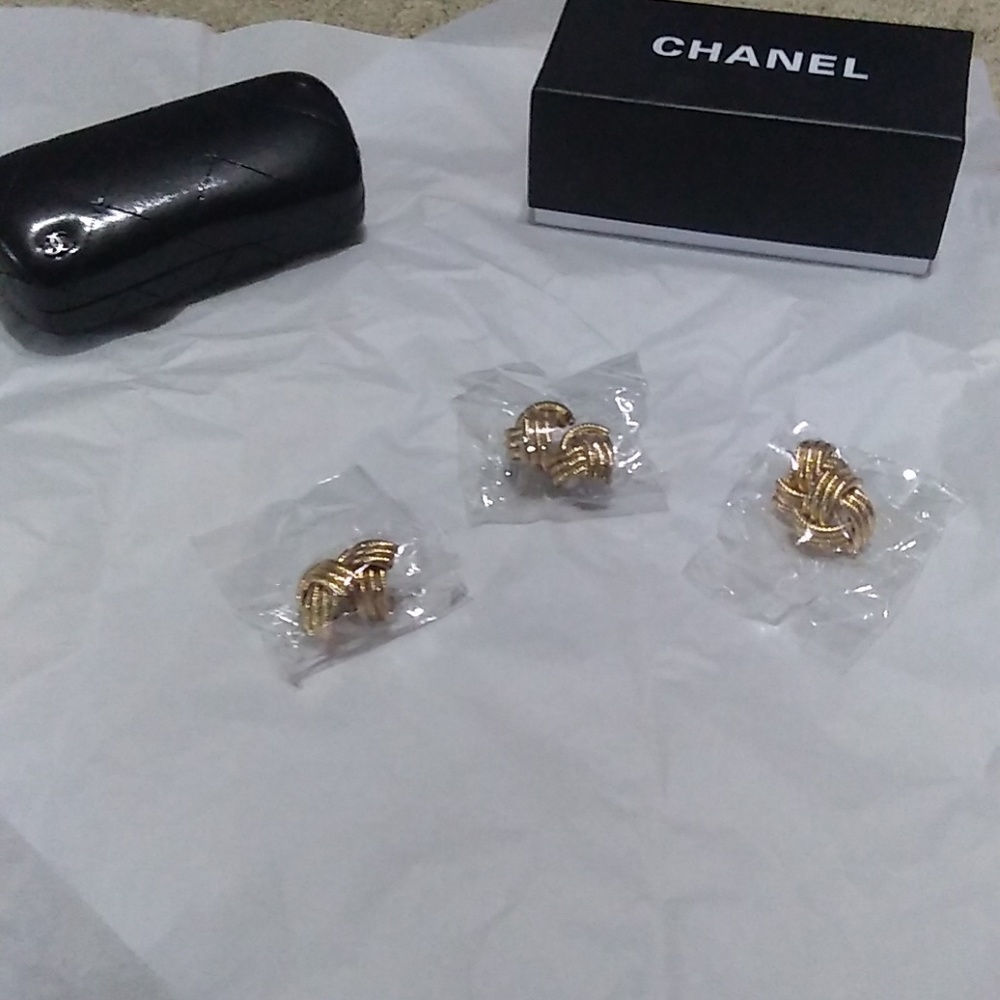 BNWT BEAUTIFUL LG GOLD-TONE KNOT STYLE EARRINGS - Picture 6 of 7